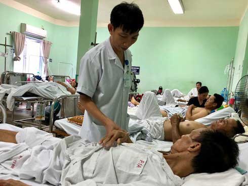 Đập ngực vào vô lăng sau cú phanh gấp, tài xế vỡ tim