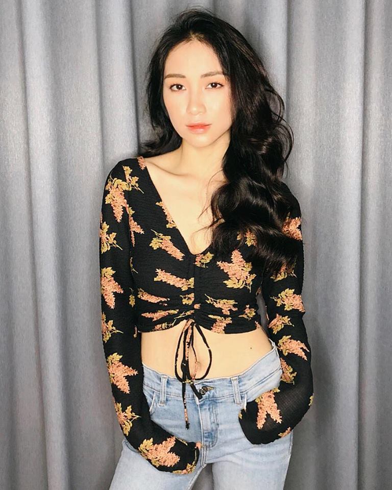 Cười bể bụng với thời trang đi ăn thịt nướng bá đạo của chị đại hoa râm bụt Hòa Minzy-14