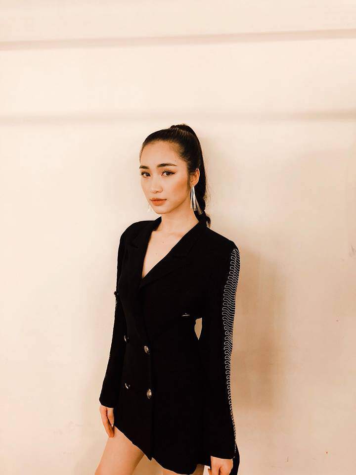 Cười bể bụng với thời trang đi ăn thịt nướng bá đạo của chị đại hoa râm bụt Hòa Minzy-13