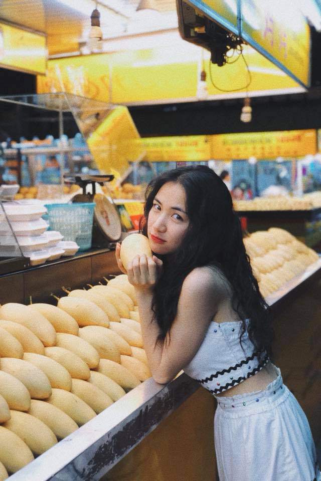 Cười bể bụng với thời trang đi ăn thịt nướng bá đạo của chị đại hoa râm bụt Hòa Minzy-4