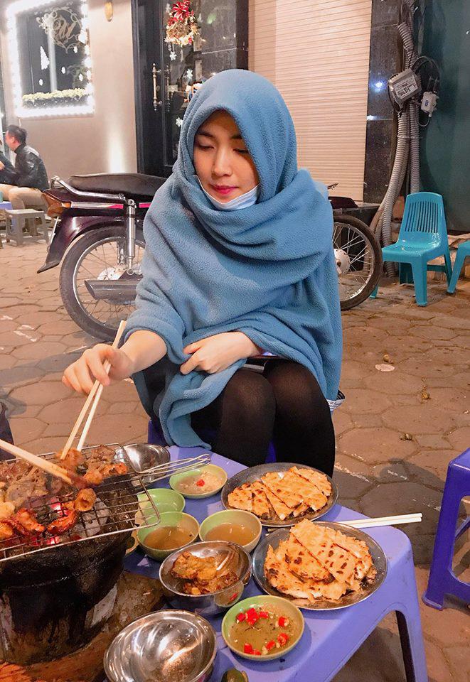 Cười bể bụng với thời trang đi ăn thịt nướng bá đạo của chị đại hoa râm bụt Hòa Minzy-1