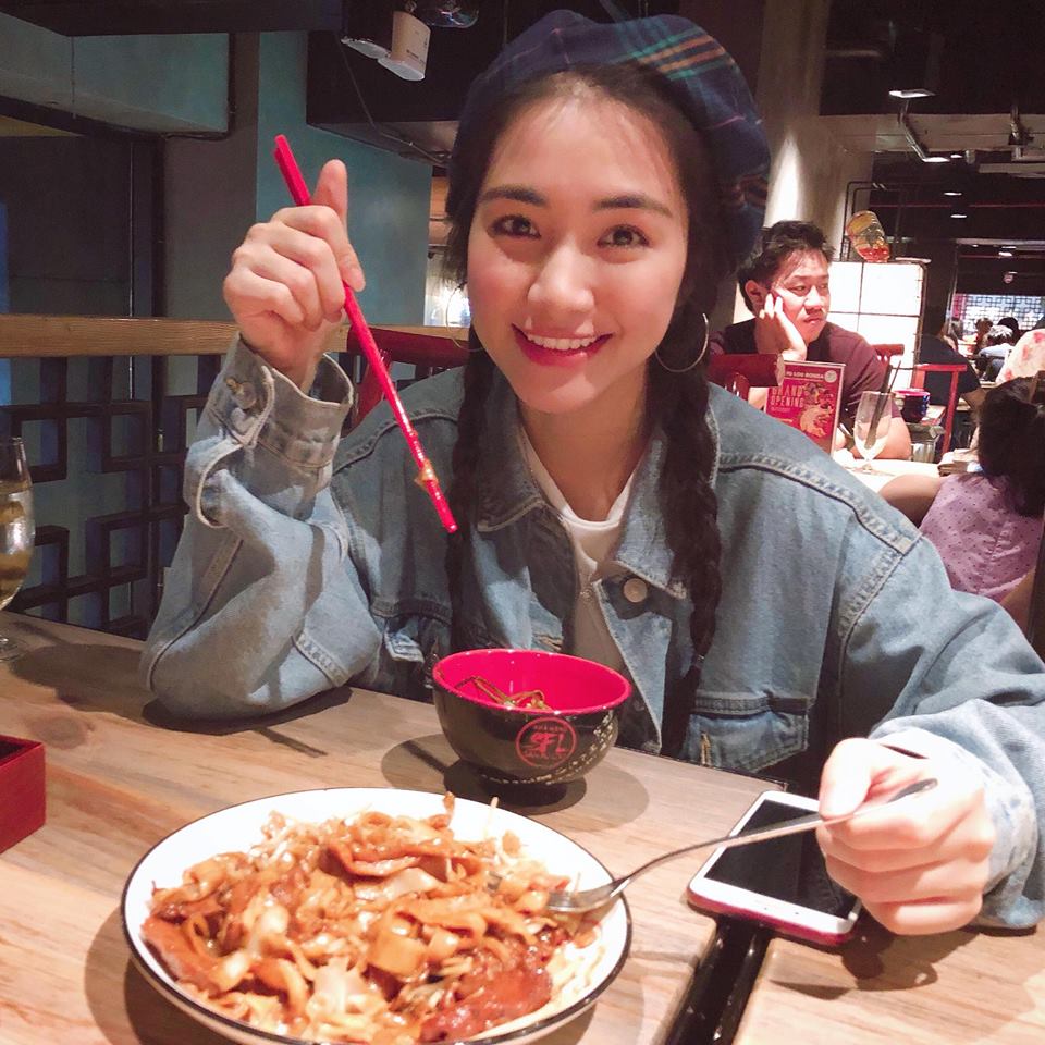 Cười bể bụng với thời trang đi ăn thịt nướng bá đạo của chị đại hoa râm bụt Hòa Minzy-6