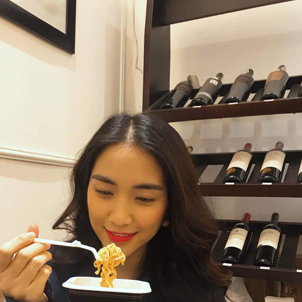 Cười bể bụng với thời trang đi ăn thịt nướng bá đạo của chị đại hoa râm bụt Hòa Minzy-7