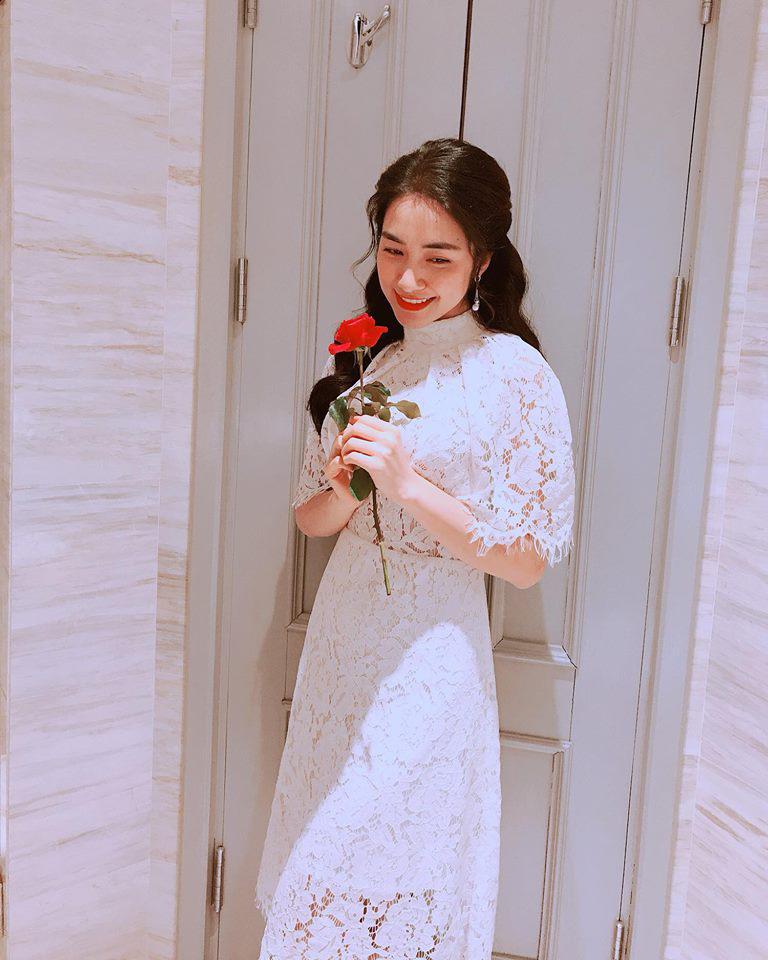 Cười bể bụng với thời trang đi ăn thịt nướng bá đạo của chị đại hoa râm bụt Hòa Minzy-11