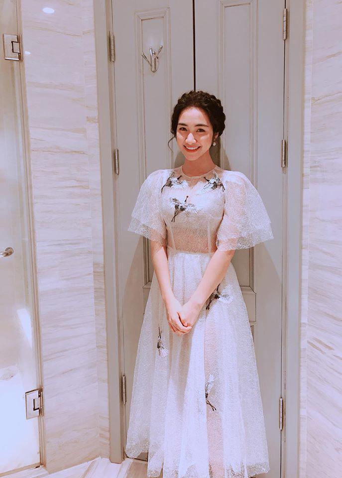 Cười bể bụng với thời trang đi ăn thịt nướng bá đạo của chị đại hoa râm bụt Hòa Minzy-12