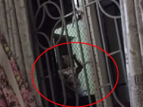 Tái mặt khi gặp hàng xóm biến thái, vừa