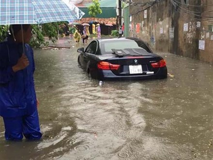 Mưa tầm tã từ đêm tới sáng, đường phố nội thành Hà Nội ngập lênh láng