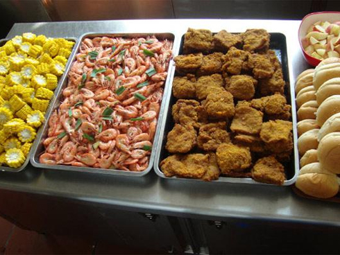 Phụ huynh tố trường mầm non cho trẻ ăn cơm mốc, đầu cá-3