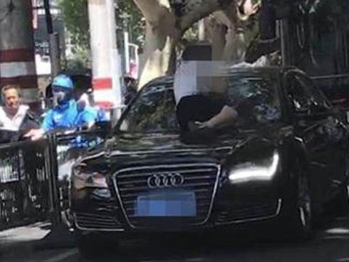 Vợ nhảy lên mui xe đánh ghen, nhân tình vẫn ung dung ngồi trong ô tô cầm túi hàng hiệu