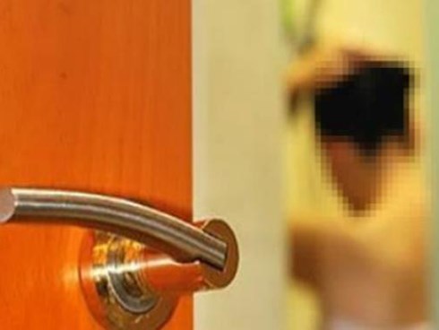 Giúp việc U60 có sở thích quái đản, thường xuyên rình xem cậu chủ tắm