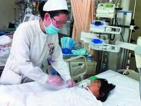 Thấy quần con gái 5 tuổi dính máu, mẹ tưởng con dậy thì sớm, đến viện mới biết sự thật