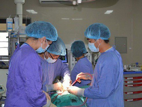 Cấp cứu một nam thanh niên vừa ngủ dậy thì gẫy dương vật