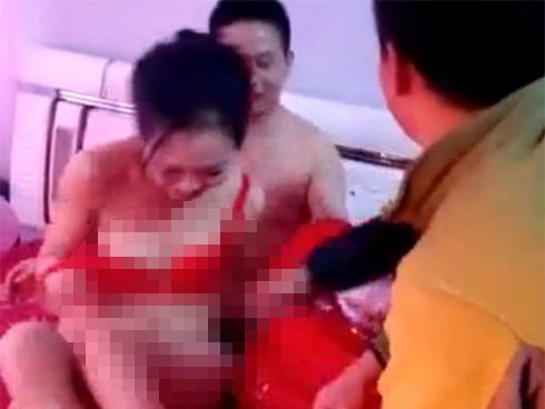 Cô dâu bị đám khách nam lột sạch đồ trên giường tân hôn, chú rể chỉ biết nài nỉ