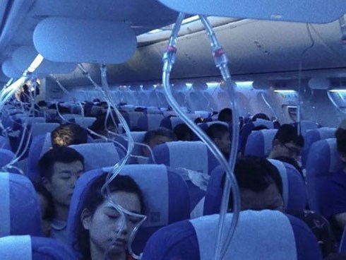 Hành khách kể lại khoảnh khắc máy bay Trung Quốc rơi tự do 7.600 m