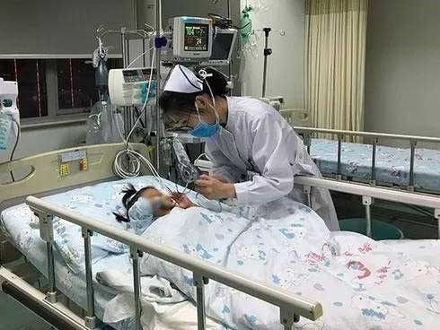 Bổ dưa cho cháu, bà quên làm một việc khiến 2 cháu nhập viện: tuyệt đối đừng quên điều này!