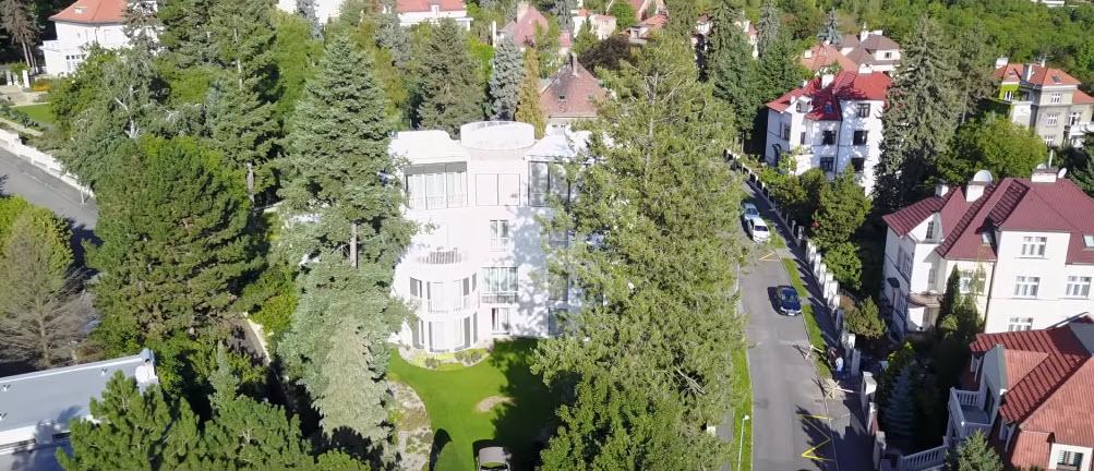 Thu Minh hé lộ căn bạch dinh trắng muốt và phi cơ riêng triệu đô ở CH Séc-1