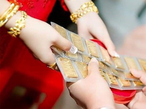 Khách vừa rời đi, cả nhà xúm lại ép nàng dâu tháo vàng cưới đưa mẹ chồng ngay sảnh tiệc khiến hội chị em