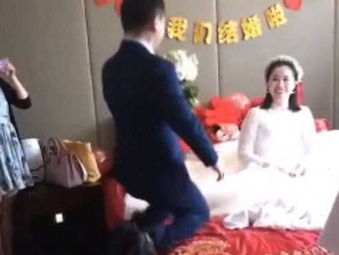 Chú rể quỳ xuống để cầu hôn cô dâu
