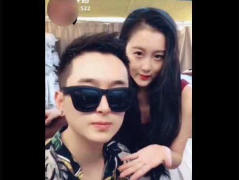 Sốc khi phát hiện ra chân tướng của soái ca đằng sau đôi kính đen