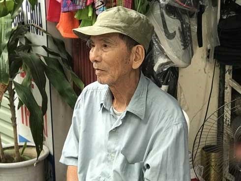 NSƯT Trần Hạnh bán giày, mũ bảo hiểm mưu sinh ở tuổi 89