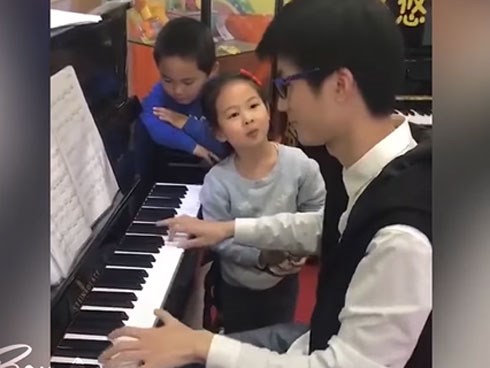 Khi bé cũng biết 'mê trai đẹp'