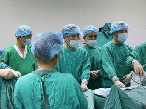 Người đàn ông đại tiện ra máu suốt 3 tháng vì mắc ung thư trực tràng