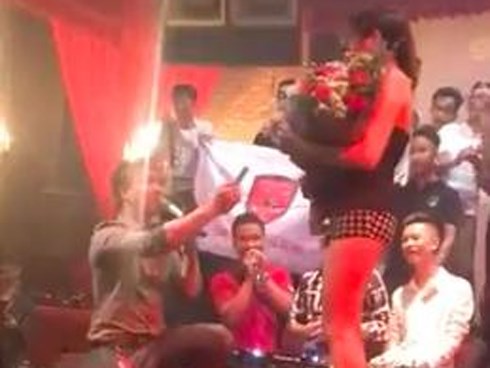 Phát hờn với chồng nhà người ta: 'Anh chẳng có gì tặng em ngoài tấm thẻ 20 tỷ'