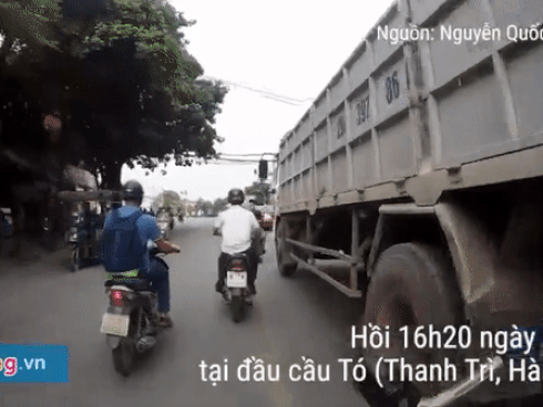 Video: Khoảnh khắc người đàn ông thoát chết dưới bánh xe tải