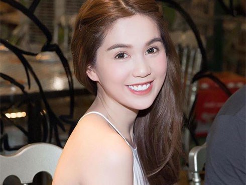 Ngọc Trinh để vòng 1 
