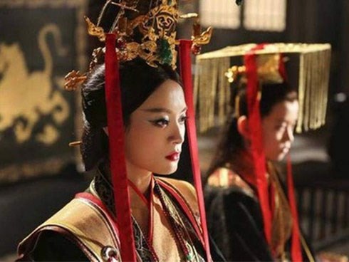 Bà hoàng si tình tới mê muội, giết hại con trai chỉ để bảo vệ nhân tình