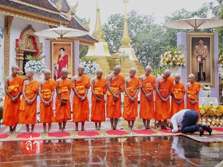 Các thành viên đội bóng Thái Lan xuống tóc vào chùa tu tập và tưởng niệm người thợ lặn đã mất