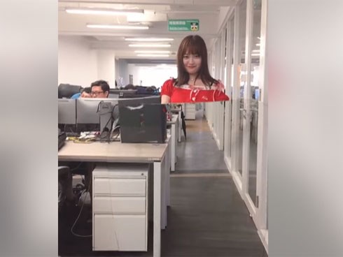 Tấm vải tàng hình khiến cô gái biến mất gây xôn xao cộng đồng mạng