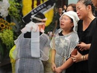 Đám tang Huyền Trang: Hai con nhỏ kiễng chân nhìn linh cữu gọi 'Mẹ ơi đừng ngủ nữa'