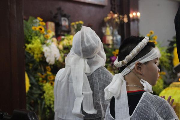 Đám tang Huyền Trang: Hai con nhỏ kiễng chân nhìn linh cữu gọi Mẹ ơi đừng ngủ nữa-4