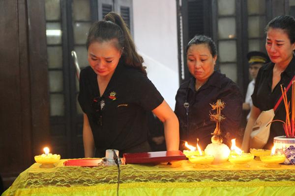 Đám tang Huyền Trang: Hai con nhỏ kiễng chân nhìn linh cữu gọi Mẹ ơi đừng ngủ nữa-1