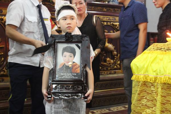 Đám tang Huyền Trang: Hai con nhỏ kiễng chân nhìn linh cữu gọi Mẹ ơi đừng ngủ nữa-5