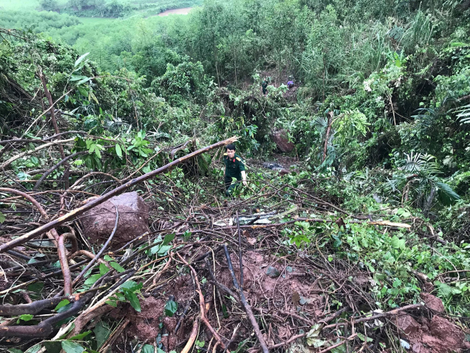 Ảnh: Hiện trường máy bay SU-22 rơi ở Nghệ An-5