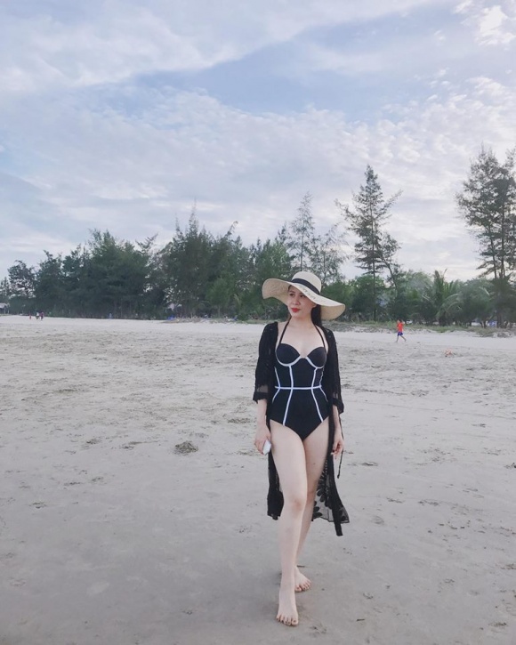 Chẳng hề thua kém hội chị em bạn dì, vợ MC Thành Trung cũng sở hữu body nóng bỏng đáng ngưỡng mộ-9