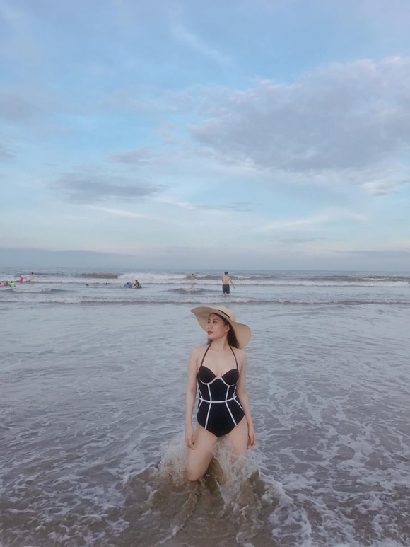 Chẳng hề thua kém hội chị em bạn dì, vợ MC Thành Trung cũng sở hữu body nóng bỏng đáng ngưỡng mộ-7