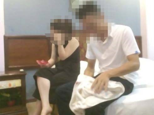Một cảnh sát giao thông bị bắt quả tang trong nhà nghỉ với cô giáo đã có chồng
