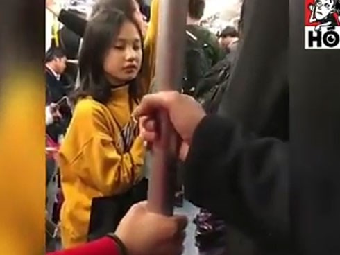 Biểu cảm cực lầy của mấy đứa FA khi chứng kiến mấy đôi chim chuột