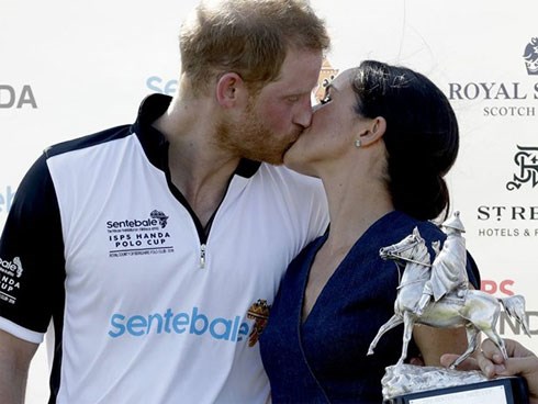 Meghan bỏ qua quy tắc hoàng gia, xuất hiện bất ngờ không báo trước, công khai hôn chồng trong sự kiện mới nhất