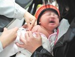 Nhiều mẹ hoang mang vì con tím tái sau khi tiêm vắc xin comBE Five-2