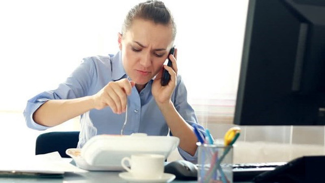 Vì sao bạn không nên ăn trưa tại bàn làm việc?-1