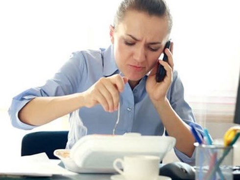 Vì sao bạn không nên ăn trưa tại bàn làm việc?