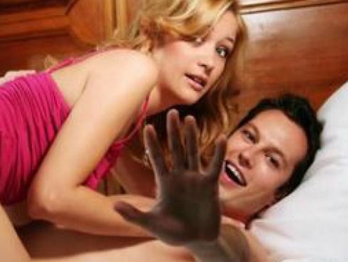 Đến ra mắt nhà chồng tương lai, lên giường ôm hôn nhau để mẹ chàng trai nhìn thấy, cô gái nhờ chị em giúp