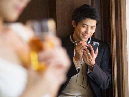 Bắt sống chồng tằng tịu với người cũ, vợ 