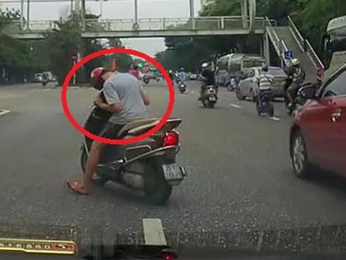 Bi hài clip người đàn ông ngủ gục trên xe máy giữa phố Hà Nội