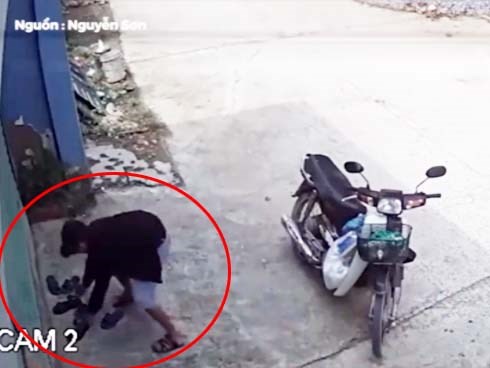 Người đàn ông dừng xe bên đường chỉ để trộm dép