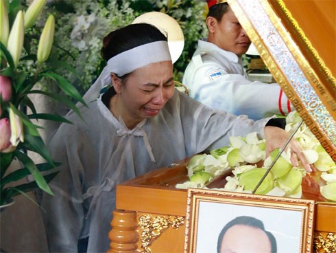 Vợ nghệ sĩ Thanh Hoàng khóc ngất nhìn đồng nghiệp showbiz đến tiễn đưa chồng về nơi an nghỉ